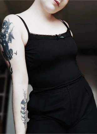 Cropped black cami top with lace (s), merk: Alternative, staat: Heel goed, maat: S / 36 / 8, € 7,99, € 9,09 inclusief Kopersbescherming Pro