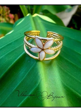 Bague dorée en acier inoxydable avec sa fleur en nacre - Uhaina Bijoux, marke: Uhaina Bijoux, zustand: Neu, mit Etikett, größe: Größenverstellbar, 9,00 €, 10,15 € beinhaltet Vinted-Käuferschutz Pro