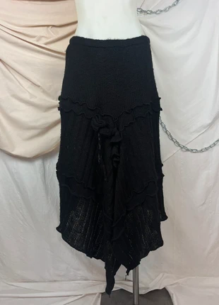 Asymmetric black wool skirt with contrasting seams and a flower detail, merk: Vintage, staat: Heel goed, maat: S / 36 / 8, € 34,00, € 36,40 inclusief Kopersbescherming Pro