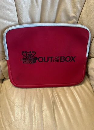 Red 15-inch Laptop Sleeve – Out of the Box Design, condizioni: Buone, €10.00, €11.20 include la Protezione acquisti