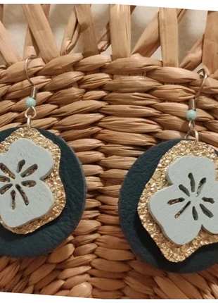 Boucles d'oreilles fantaisie en cuir et fleur en bois, marque: Fantaisie, état: Neuf sans étiquette, 5,50 €, 6,48 € Protection acheteurs incluse