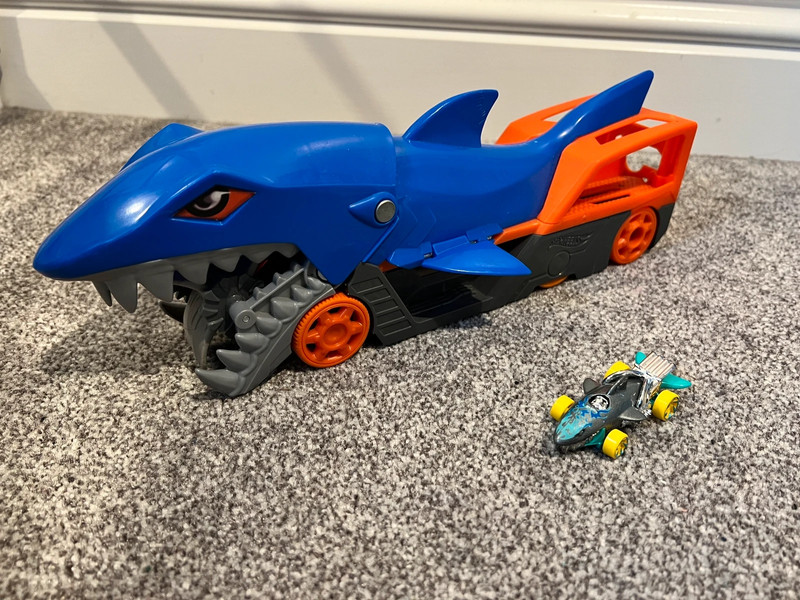 Hot Wheels / Shark Chomp Transporter / Playset / includes a Shark Bite car 1