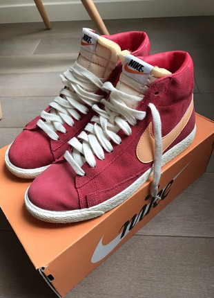 Nike Blazer en daim rose et virgule orange Vinted