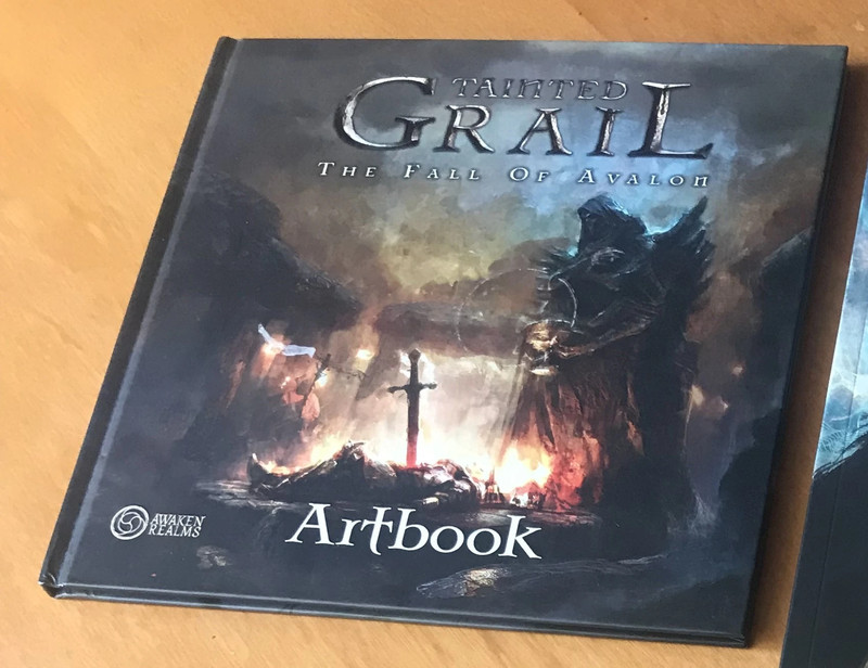 Tainted Grail La Caduta di Avalon: Almanacco di Avalon + Artbook+ Moneta in Metallo Metal Coin 1