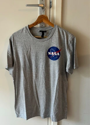 Size M NASA t-shirt, merk: H&M, staat: Goed, maat: M, € 2,00, € 2,80 inclusief Kopersbescherming