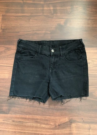 black low waisted skinny shorts with raw hem from H&M size 27, marque: H&M, état: Bon état, taille: S / 36 / 8, 5,00 €, 5,95 € Protection acheteurs incluse
