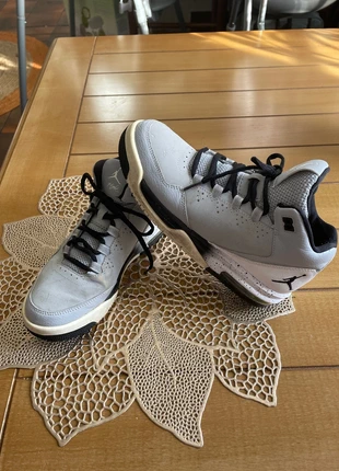 Basket Jordan unisexe 38,5 blanc et gris, marca: Jordan, estado: Muy bueno, tamaño: 38,5, 40,00 €, 42,70 € Protección al comprador incluida