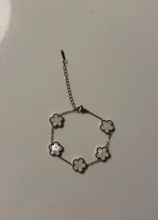 Stainless steel armbandje met witte bloemen, merk: Shein, staat: Heel goed, € 1,00, € 1,75 inclusief Kopersbescherming