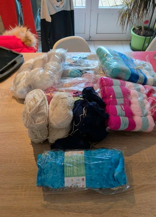 Gros lot de laine+ tissu 70×100, brand: LAINE, condizioni: Nuovo senza cartellino, €30.00, €32.20 include la Protezione acquisti