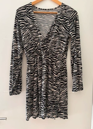 Robe - Pull & Bear – Noir Blanc – Femme – Zèbre – Manches Longues – Décolleté V – M/38, brand: Pull & Bear, condition: Very good, size: M / 38 / 10, €12.00, €13.30 includes Buyer Protection