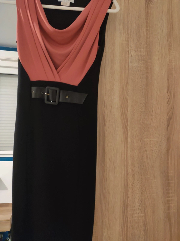 Robe cintrée corail et noir avec ceinture intégrée 2