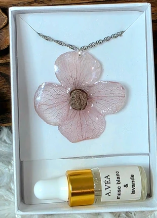 Collier Fleur d’Hortensia Rose & Pierre de Lave Parfumable | Chaîne Argentée Inoxydable | Fait main, merk: A.VÉA Bougies Nature & Créations, staat: Nieuw met prijskaartje, € 24,00, € 25,90 inclusief Kopersbescherming