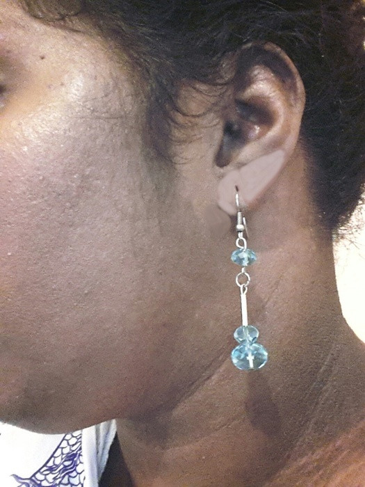 Paire de boucles d'oreilles fantaisies avec des pierres bleues transparentes 2