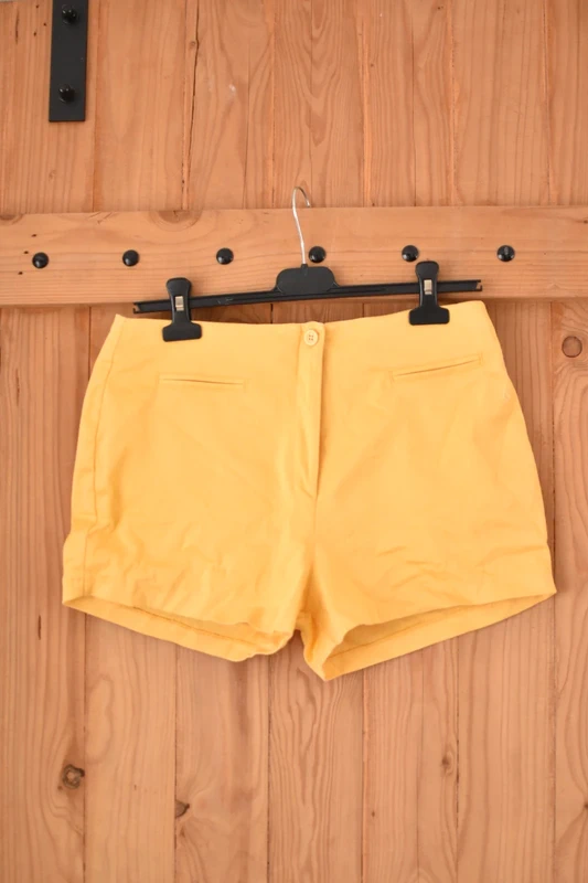 Short vintage jaune taille 38 ( indiquée 44 mais impossible, mesures en bas), en bon état. - photo numéro 7