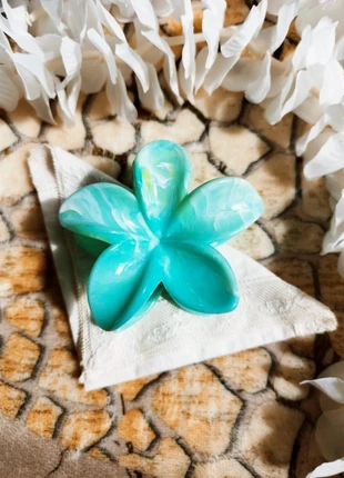 Jolie pince à cheveux fleur de tiaré turquoise effet nacré neuve 🪭🪭, marque: Tiaré, état: Neuf avec étiquette, 5,00 €, 5,95 € Protection acheteurs (Pro) incluse