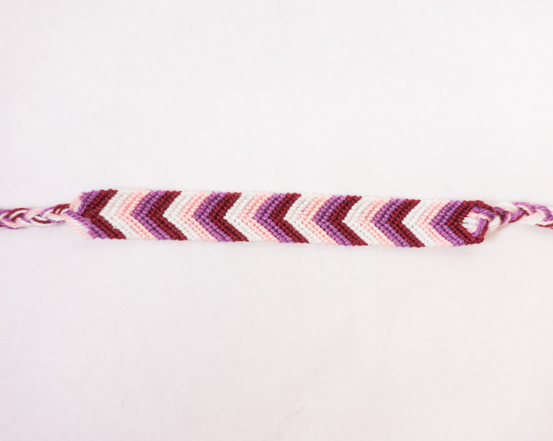 Véritable bracelet brésilien à la tonalité rose/violet signé By O. LAFOND
