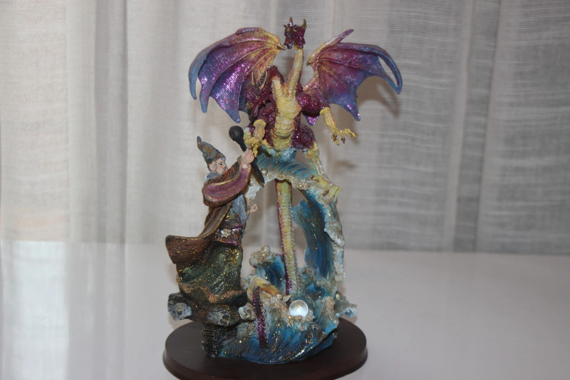 Statuetta soggetto fantasy – Mago contro drago 3