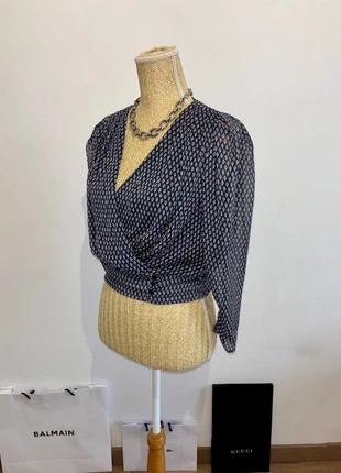 Blouse cache-cœur crop top manches longues Kiabi – Taille S/34-36 – Bleu marine motifs dorés, merk: Kiabi, staat: Nieuw met prijskaartje, maat: S / 36 / 8, € 8,90, € 10,05 inclusief Kopersbescherming