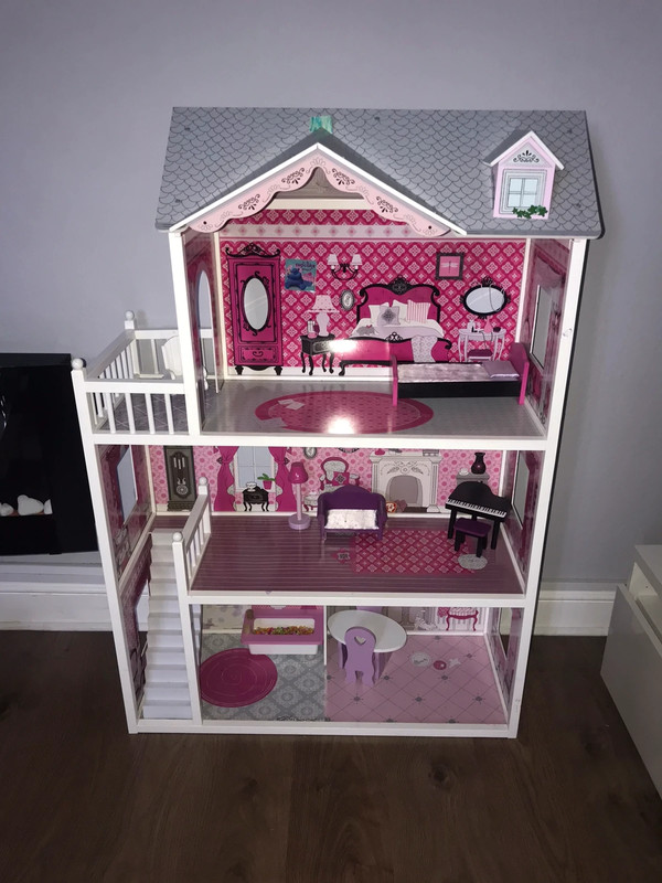 Isabelle's dollhouse outlet furniture