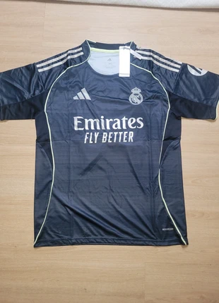 Maillot Réal Madrid 2025 taille L, marque: Real Madrid, état: Neuf avec étiquette, taille: L, 12,00 €, 13,30 € Protection acheteurs incluse