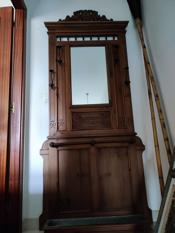 Mueble recibidor de madera con espejo 1