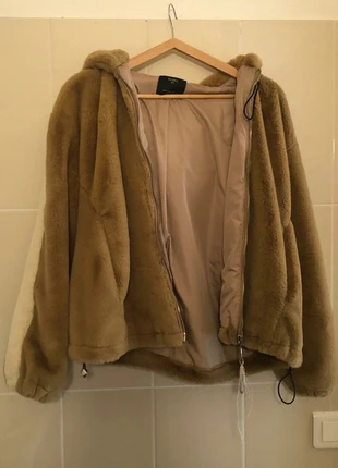 Veste en fausse-fourrure marron clair , merk: Bershka, staat: Heel goed, maat: L / 40 / 12, € 15,00, € 16,45 inclusief Kopersbescherming