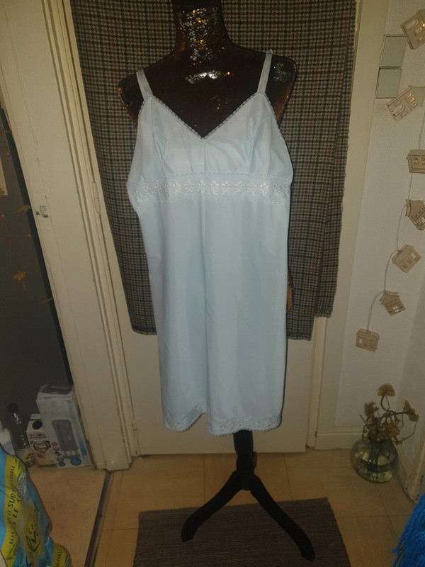 Chemise de nuit en nylon bleu ciel et dentelle vintage de St