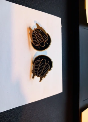 2x pin trilobiet, merk: NO LABEL, staat: Nieuw zonder prijskaartje, € 9,00, € 10,15 inclusief Kopersbescherming