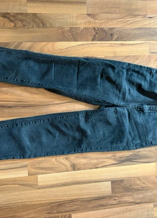 Schwarze mom Jean, marke: Stradivarius, zustand: Sehr gut, größe: S / 36 / 8, 7,00 €, 8,05 € inklusive Vinted-Käuferschutz