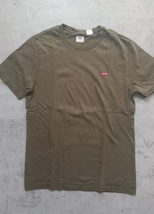 Olijfgroen Levi’s T-shirt – maat S, merk: Levi's, staat: Nieuw zonder prijskaartje, maat: S, € 8,00, € 9,10 inclusief Kopersbescherming