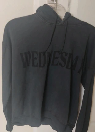 Sweat à capuche noir Wednesday Addams XS Acheté chez Kiabi, marque: Wednesday, état: Bon état, taille: XS / 34 / 6, 4,00 €, 4,90 € Protection acheteurs incluse