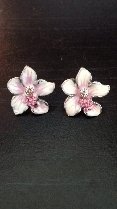 Boucles d'oreilles fleurs blanches et roses 1