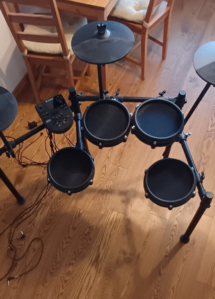 Obrázek k inzerátu: Bicí souprava s paličkami - alesis nitro mesh kit