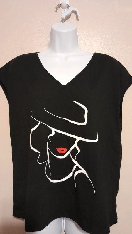 Camiseta negra con figura de mujer 1