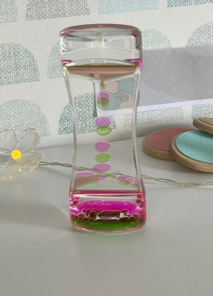 Sablier Liquide Sensoriel - Repos/ bicolore: vert et rose, merk: Montessori, staat: Heel goed, maat: 6 jaar / 116 cm, € 8,00, € 9,10 inclusief Kopersbescherming Pro