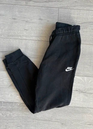 Jogging Nike noir en très bon état taille S, marque: Nike, état: Très bon état, taille: S, 15,00 €, 16,45 € Protection acheteurs incluse
