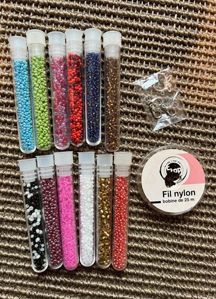 Lot 12 pots de perles + fermoirs et fil offerts, merk: Ctop, staat: Heel goed, € 9,00, € 10,15 inclusief Kopersbescherming