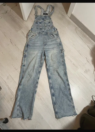Stradivarius light wash denim overalls for a casual style., marque: Stradivarius, état: Très bon état, taille: L / 40 / 12, 15,00 €, 16,45 € Protection acheteurs incluse