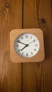 Petit réveil carré en bois  fonctionne parfaitement, marque: Petit, état: Neuf sans étiquette, 5,00 €, 5,95 € Protection acheteurs incluse