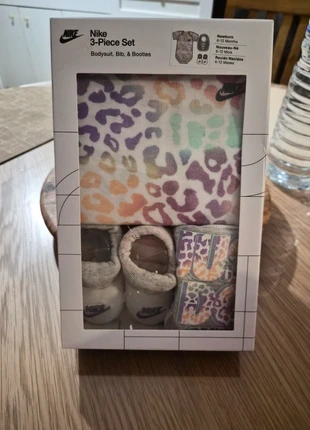 Coffret cadeau naissance Nike, neuf, merk: Nike, staat: Nieuw met prijskaartje, maat: 6-9 maanden / 68 cm, € 20,00, € 21,70 inclusief Kopersbescherming