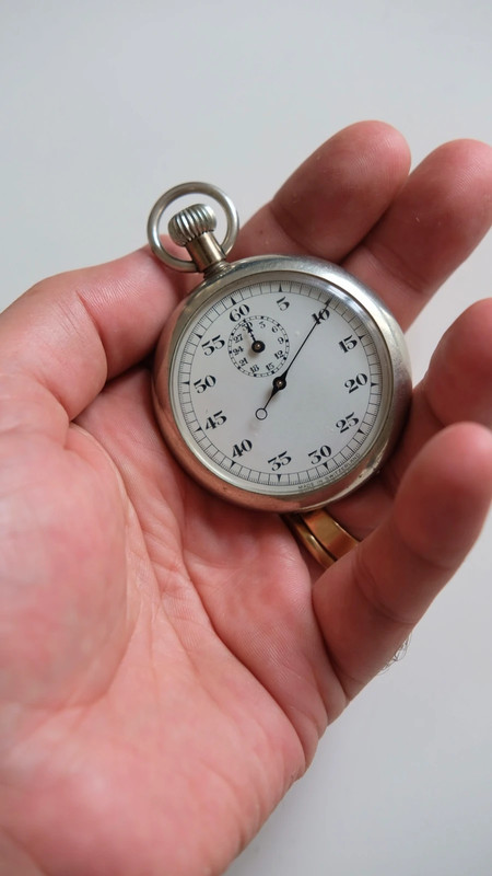 Chronomètre Vintage Mécanique Swiss Made en Argent avec Gravure de Deux Coureurs 4