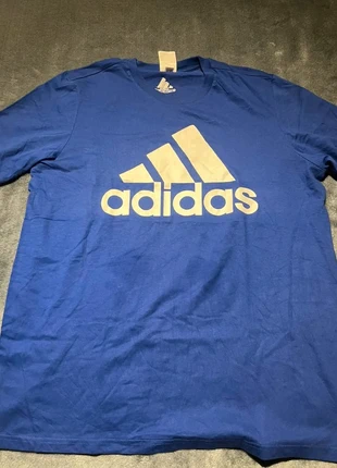 T-shirt Adidas bleu taille L, marque: adidas, état: Très bon état, taille: L, 10,00 €, 11,20 € Protection acheteurs incluse