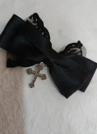 Black hair clip bow with punk gothic cross, marque: Dolls Kill, état: Neuf sans étiquette, 8,99 €, 10,14 € Protection acheteurs incluse