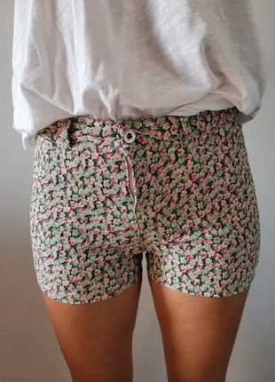 Short fleuri Vero Moda 🌸, marque: Vero Moda, état: Très bon état, taille: S / 36 / 8, 4,00 €, 4,90 € Protection acheteurs incluse
