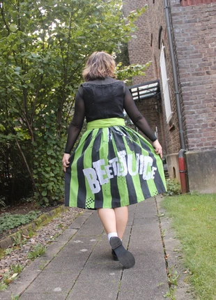 Beetlejuice Dirndl – Black & White Striped Gothic Costume Dress | Upcycled fashion, brand: Handarbeit, condizioni: Nuovo con cartellino, taglia: M / IT 42 / EU 38, €150.00, €158.20 include la Protezione acquisti