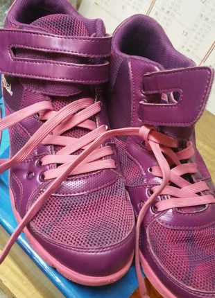 Basket desigual violette 38, marque: Desigual, état: Très bon état, taille: 38, 10,00 €, 11,20 € Protection acheteurs incluse