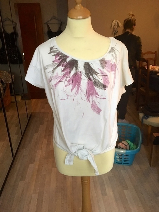 Tee-shirt blanc avec motif plumes 1