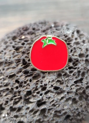 Pin's Tomate Mignonne, marque: RED, état: Très bon état, 3,40 €, 4,27 € Protection acheteurs incluse