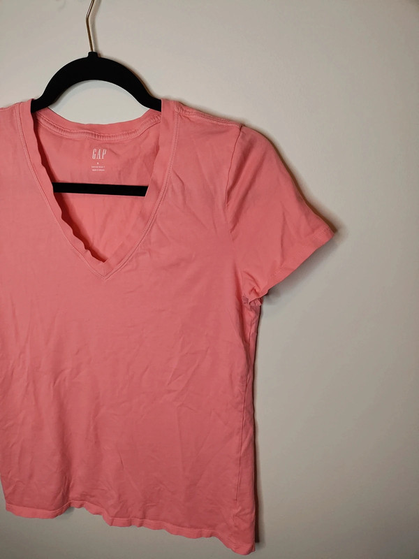 Gap neon pink vneck shirt 3