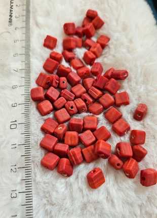 Lot de 50 perles rouges artisanales carré rouge, marque: 50 perles, état: Très bon état, 4,00 €, 4,90 € Protection acheteurs incluse